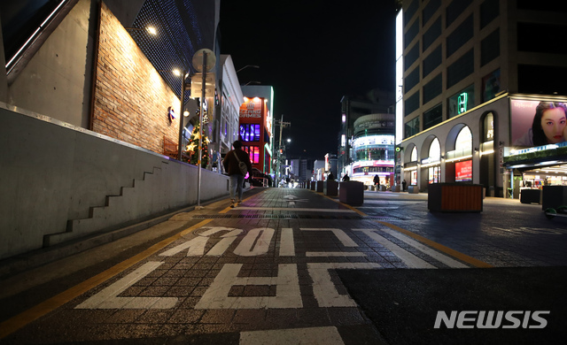 [서울=뉴시스] 고범준 기자 = 신종 코로나바이러스 감염증(코로나19) 확산에 따라 수도권의 사회적 거리두기 2.5단계가 시행중인 9일 오후 서울 마포구 홍대거리가 한산한 모습을 보이고 있다. 2020.12.09. bjko@newsis.com