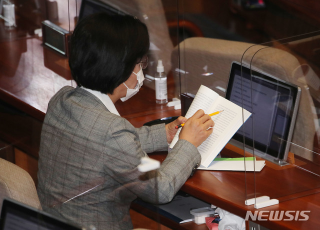 [서울=뉴시스] 김진아 기자 = 추미애 법무부장관이 9일 서울 여의도 국회에서 열린 본회의에서 '내가 검찰을 떠난 이유'라는 책을 읽던 중 ‘총장이 자신의 자리를 지키려고 중수부를 희생시키려’라는 부분에 밑줄을 치고 있다. 2020.12.09. bluesoda@newsis.com