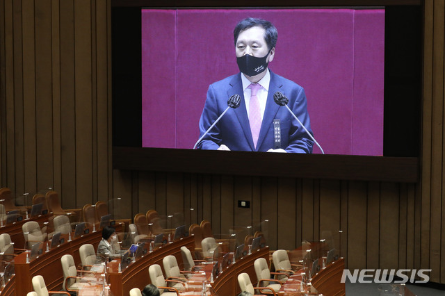 [서울=뉴시스] 김진아 기자 = 추미애 법무부 장관이 9일 서울 여의도 국회에서 열린 본회의에서 국민의힘 김기현 의원의 고위공직자범죄수사처 설치 및 운영에 관한 법률 일부개정법률안(대안)에 대한 무제한 토론(필리버스터)이 진행되는 가운데&nbsp; ‘내가 검찰을 떠난 이유’ 책을 읽고 있다. (공동취재사진) 2020.12.09. photo@newsis.com