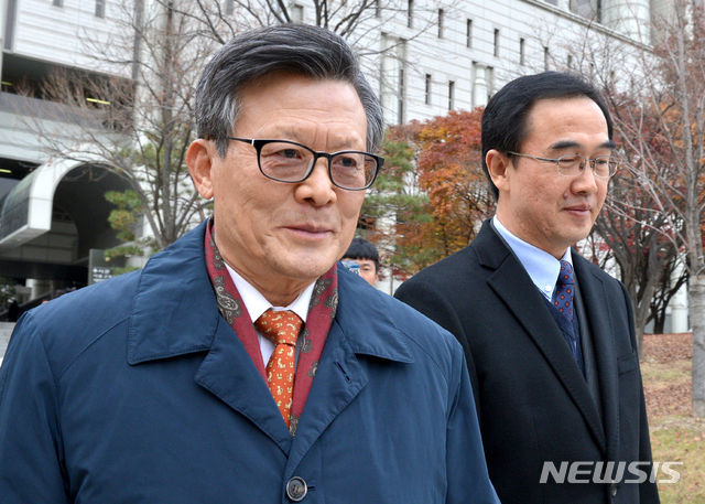 [서울=뉴시스] 박진희 기자 = 지난 2015년 11월24일 오후 서울 서초동 고등법원에 열린 'NLL 대화록 실종' 항소심 선고 공판 참석후 백종천(왼쪽) 전 청와대 외교안보 실장과 조명균 전 안보정책비서관이 법정을 나서고 있다. 2015.11.24. pak7130@newsis.com