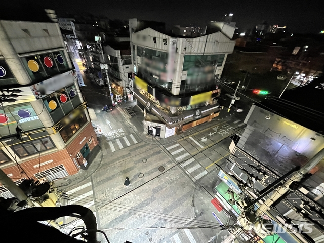 [청주=뉴시스] 조성현 기자 = 충북지역 사회적 거리두기가 2단계로 격상된 9일 오후 청주시 서원구 개신동 대학가 거리가 한산한 모습을 보이고 있다. 2020.12.10.jsh0128@newsis.com