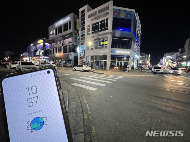 [청주=뉴시스] 조성현 기자 = 충북지역 사회적 거리두기가 2단계로 격상된 첫날인 9일 오후 청주시 청원구 율량동 번화가가 한산한 모습을 보이고 있다. 2020.12.10.jsh0128@newsis.com