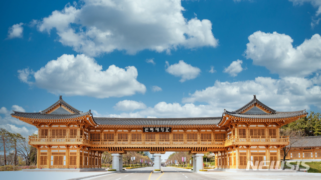 [전주=뉴시스] 전북대학교 한옥 정문.