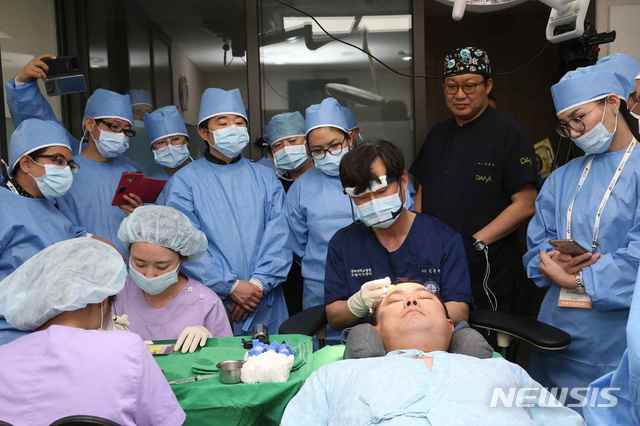 [대구=뉴시스] 아시아·태평양 안티에이징 컨퍼런스(APAAC)’ 행사에서 전 세계 20개국 의사들에게 온라인 생중계한 모발이식 모습이다.뉴시스DB. 2024.11.28. photo@newsis.com 