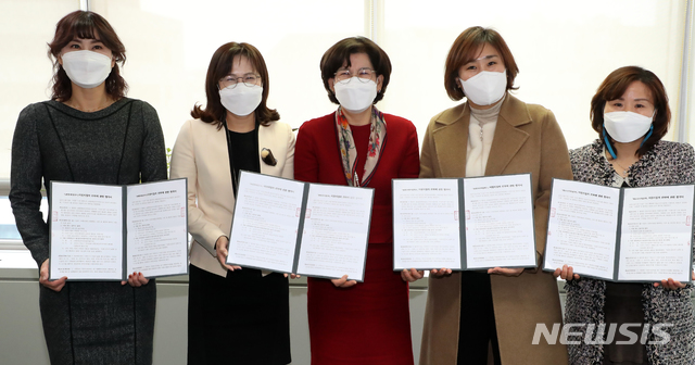 [전주=뉴시스] 한훈 기자 =전북 전주시는 10일 e편한세상우아와 효천리버클래스, 효천지구우미린더프레스티지, 에코시티 더샵3차 등 공동주택에서 국공립어린이집을 운영할 수탁자와 업무협약을 체결했다.(사진=전주시 제공).2020.12.10. photo@newsis.com