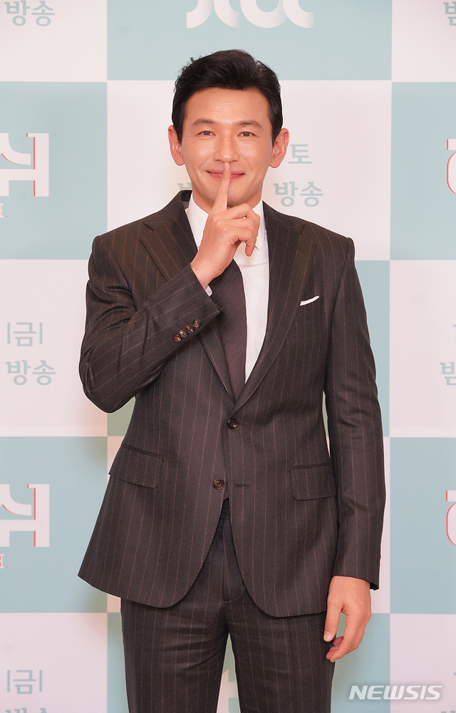 [서울=뉴시스]배우 황정민이 10일 열린 JTBC 새 금토극 '허쉬'의 제작발표회에 참석했다. (사진=JTBC 제공) 2020.12.10. photo@newsis.com