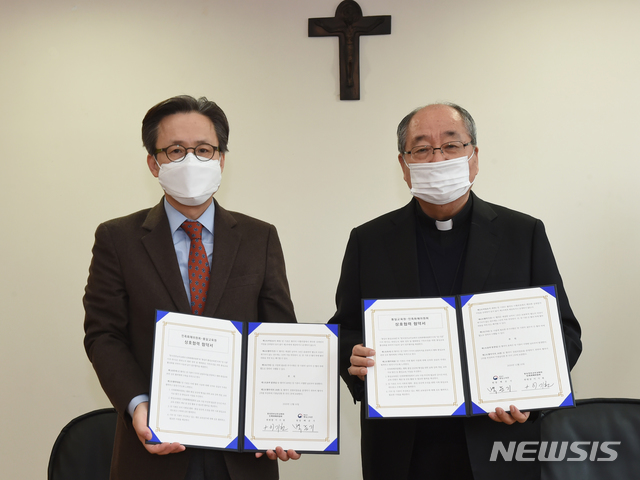 [서울=뉴시스]한국천주교주교회의 민족화해위원회(위원장 이기헌 주교)와 통일부 통일교육원(원장 백준기)은 10일 오전 11시 의정부교구청에서 우리 사회의 평화·통일 공감대 확산과 관련 교육에 협력한다는 내용의 업무협약식을 체결했다. (사진 = 천주교주교회의 제공) 2020.12.20.photo@newsis.com