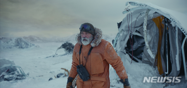 [서울=뉴시스]넷플릭스 영화 '미드나이트 스카이' 스틸. (사진=넷플릭스 제공) 2020.12.10. photo@newsis.com