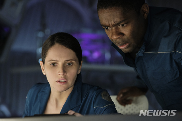 [서울=뉴시스]넷플릭스 영화 '미드나이트 스카이' 스틸. (사진=넷플릭스 제공) 2020.12.10. photo@newsis.com