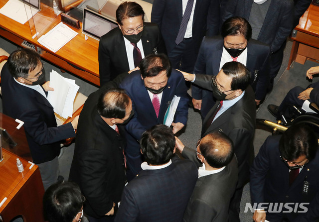 [서울=뉴시스] 김진아 기자 = 김기현 국민의힘 의원이 10일 자정 서울 여의도 국회에서 열린 본회의에서 고위공직자범죄수사처 설치 및 운영에 관한 법률 일부개정법률안(대안)에 대해 무제한 토론을 마친 후 주호영 원내대표를 비롯한 동료 의원들과 인사하고 있다. 2020.12.10. bluesoda@newsis.com