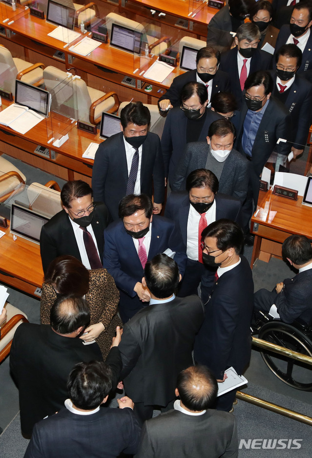 [서울=뉴시스] 김진아 기자 = 김기현 국민의힘 의원이10일 자정 서울 여의도 국회에서 열린 본회의에서 고위공직자범죄수사처 설치 및 운영에 관한 법률 일부개정법률안(대안)에 대해 무제한 토론을 마친 후 주호영 원내대표를 비롯한 동료 의원들과 인사하고 있다. 2020.12.10. bluesoda@newsis.com