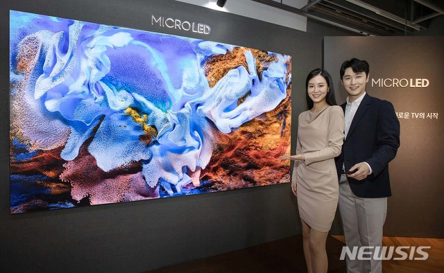 [서울=뉴시스]삼성전자가 마이크로 LED TV 110형 신제품을 10일 공개했다. 삼성전자 모델이 서울 논현동 삼성 디지털프라자 강남본점에서 신제품 마이크로 LED TV를 소개하고 있다. 2020.12.10. (사진=삼성전자 제공) photo@newsis.com