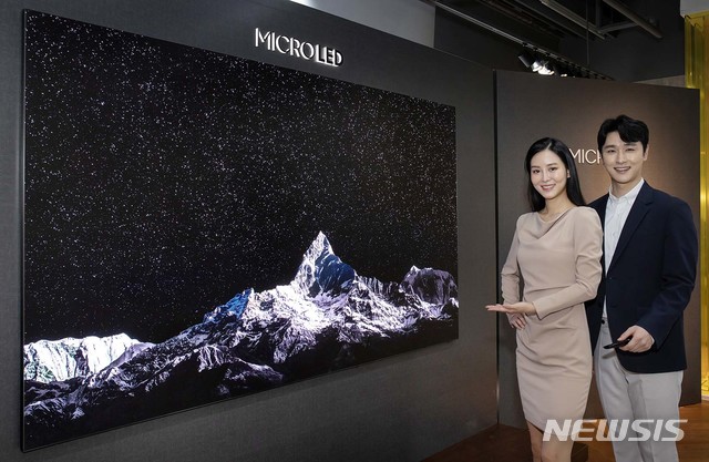 [서울=뉴시스]삼성전자가 마이크로 LED TV 110형 신제품을 10일 공개했다. 삼성전자 모델이 서울 논현동 삼성 디지털프라자 강남본점에서 신제품 마이크로 LED TV를 소개하고 있다. 2020.12.10. (사진=삼성전자 제공) photo@newsis.com