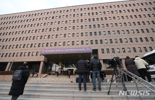 [과천=뉴시스] 조수정 기자 = 윤석열 검찰총장 징계위원회가 열리는 10일 오전 과천 법무부 청사 앞에서 취재진이 생방송 등을 준비하고 있다. 2020.12.10.  chocrystal@newsis.com