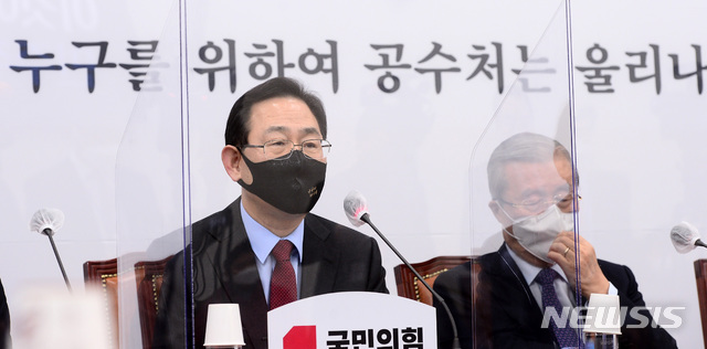 [서울=뉴시스] 전진환 기자 = 국민의힘 주호영 원내대표가 10일 오전 서울 여의도 국회에서 열린 비상대책위원회의에서 발언하고 있다.   (공동취재사진) 2020.12.10. photo@newsis.com