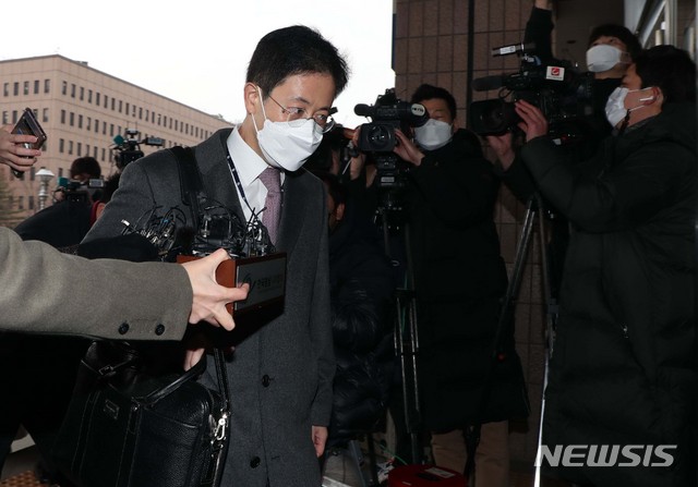 [과천=뉴시스]조수정 기자 = 손준성 당시 대검찰청 수사정보정책관이 지난해 12월10일 오전 경기도 과천 정부과천청사에 들어서고 있다. 2020.12.10. (공동취재사진) photo@newsis.com