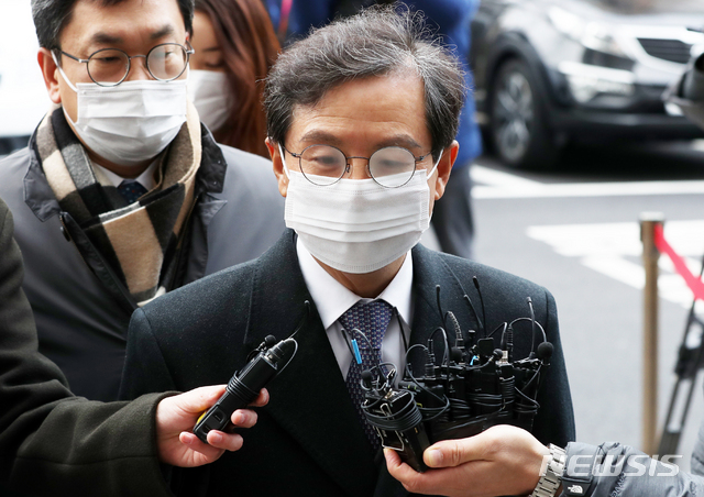 [서울=뉴시스] 이윤청 기자 = 돈을 받고 우리은행 고위 인사들에게 라임 사태 관련 로비를 한 혐의를 받는 윤갑근 전 대구고검장이 구속 전 피의자 심문(영장실질심사)에 출석하기 위해 지난 10일 서울 양천구 서울남부지법으로 들어서며 취재진 질문에 답하고 있다. 2020.12.10. radiohead@newsis.com