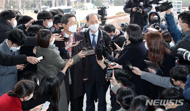 [과천=뉴시스]조수정 기자 = 윤석열 총장의 법률대리인 이완규 변호사가 10일 경기 과천 법무부 청사에서 열린 윤석열 검찰총장 검사징계위원회에 참석하고 있다. 2020.12.10. (공동취재사진) photo@newsis.com