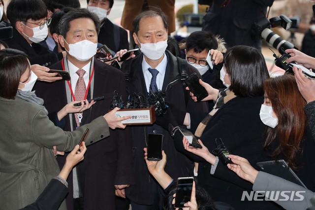 [과천=뉴시스]조수정 기자 = 윤석열 검찰총장에 대한 징계위원회가 열리는 10일 오전 경기도 과천시 정부과천청사 법무부에 윤석열 검찰총장 측 법률 대리인인 이완규 변호사가 청사로 들어서고 있다. 2020.12.10. (공동취재사진) photo@newsis.com