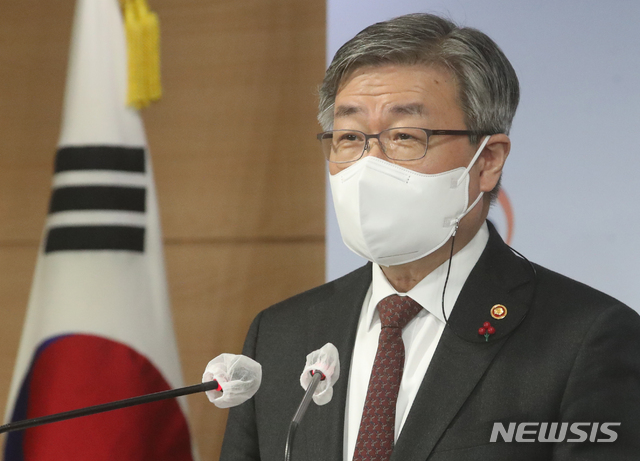 [서울=뉴시스]김명원 기자 = 이재갑 고용노동부 장관이 10일 오전 서울 종로구 정부서울청사 합동브리핑실에서 노동조합 및 노동관계조정법, 근로기준법, 고용보험법 등 노동관계법 개정관련 브리핑을 하고 있다.  2020.12.10. kmx1105@newsis.com