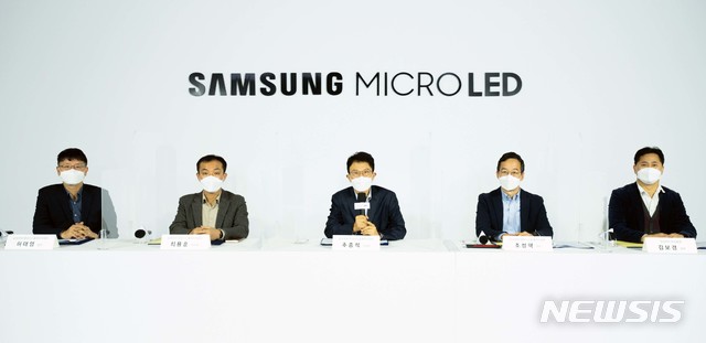 [서울=뉴시스]삼성전자가 10일 마이크로 LED TV 신제품을 양방향 화상 회의 솔루션인 웨비나(Webinar) 시스템을 활용해 소개하고 있다. 왼쪾부터 허태영 상무(영상 디스플레이사업부), 최용훈 부사장(영상디스플레이사업부 개발팀장), 추종석 부사장(영상디스플레이사업부 영상전략마케팅팀장), 조성혁 전무(영상디스플레이사업부), 김보경 상무(한국총괄). 2020.12.10. (사진=삼성전자 제공) photo@newsis.com