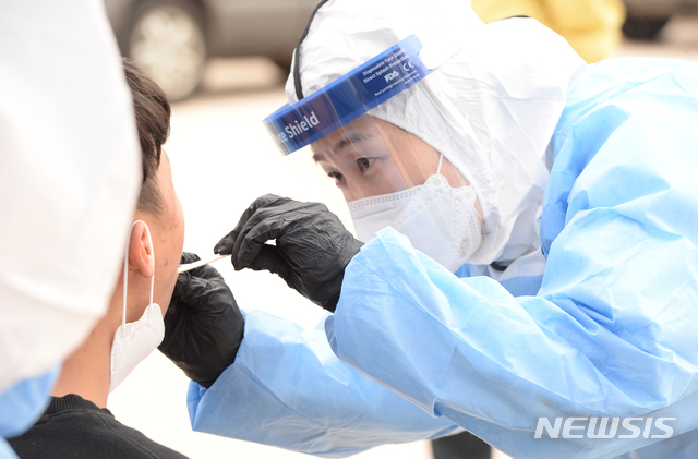 [울산=뉴시스] 배병수 기자 = 울산 북구 고등학교 기숙사 생활하는 학생이 신종 코로나 바이러스 감염증(코로나19) 확진판정을 받은 지난 10일 오전 해당 고등학교 선별진료소에서 학생이 코로나19 검사를 받고 있다. 2020.12.10.  bbs@newsis.com