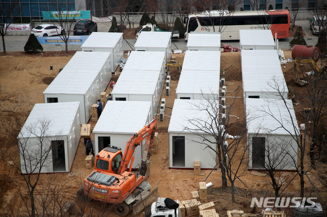 [서울=뉴시스]김선웅 기자 = 서울 등 수도권 지역에 코로나19 확산세가 이어지는 가운데 10일 서울 중랑구 서울의료원에서 치료 병상 확보를 위한 컨테이너 병상의 설치 작업이 진행되고 있다. 2020.12.10. mangusta@newsis.com