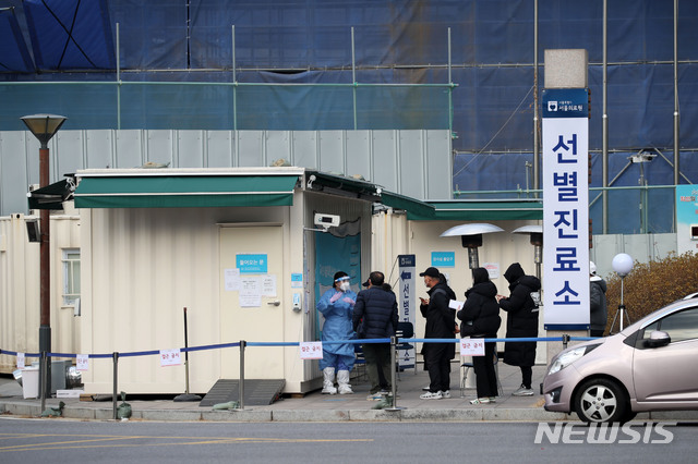 [서울=뉴시스]김선웅 기자 = 10일 서울 중랑구 서울의료원 내 신종 코로나바이러스 감염증(코로나19) 선별진료소에서 의료진이 검사 안내를 하고 있다. 2020.12.10. mangusta@newsis.com