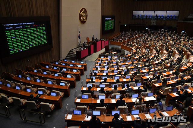 [서울=뉴시스] 전진환 기자 = 10일 오후 서울 여의도 국회에서 열린 제383회 국회(임시회) 제1차 본회의에서 고위공직자범죄수사처 설치 및 운영에 관한 법률 일부개정법률안이 재석 287인 중 찬성 187인, 반대 99인, 기권 1인으로 가결되고 있다.  (공동취재사진) 2020.12.10. photo@newsis.com