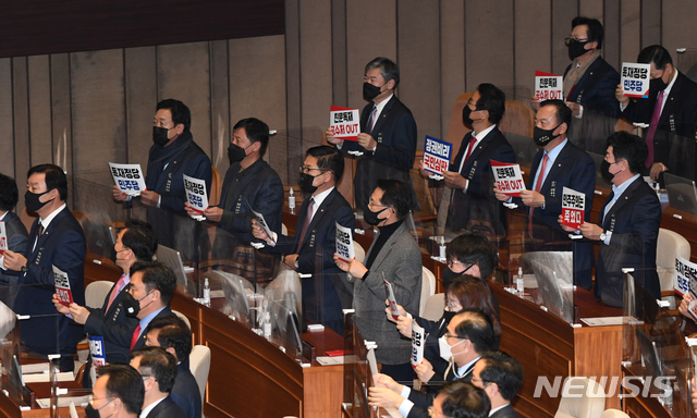 [서울=뉴시스] 전진환 기자 = 10일 서울 여의도 국회에서 열린 본회의에서 고위공직자범죄수사처 설치 및 운영에 관한 법률 일부개정법률안(공수처법)이 통과대자 국민의힘 의원들이 규탄하는 구호를 외치고 있다. (공동취재사진) 2020.12.10. photo@newsis.com