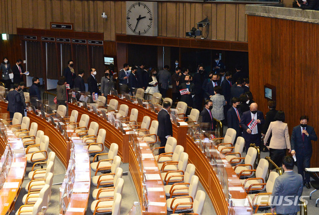 [서울=뉴시스] 전진환 기자 = 국민의힘 의원들이 10일 국회에서 열린 본회의에서 고위공직자범죄수사처 설치 및 운영에 관한 법률 일부개정법률안(공수처법)이 가결되자 본회의장에서 퇴장학 있다.  (공동취재사진) 2020.12.10. photo@newsis.com