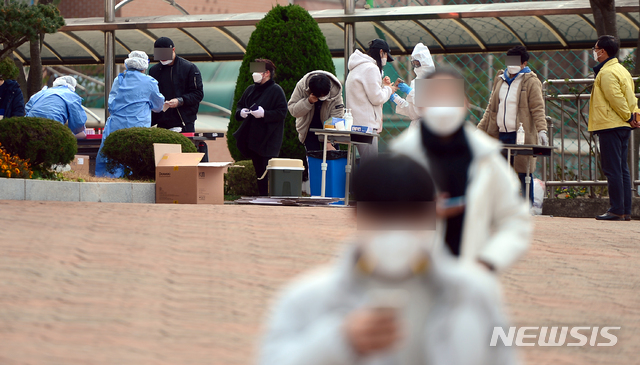 [광주=뉴시스] 류형근 기자 = 지난 10일 오후 광주 광산구 한 고등학교에서 방역당국이 학생과 교직원을 대상으로 신종 코로나바이러스 감염증(코로나19) 전수검사를 실시하고 있다. 2020.12.10.   hgryu77@newsis.com