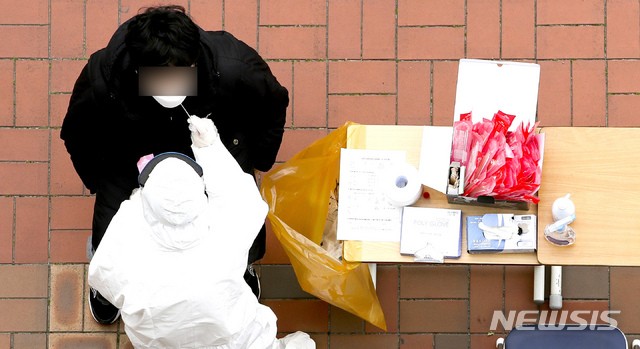 [광주=뉴시스] 류형근 기자 = 10일 오후 광주 광산구 한 고등학교에서 방역당국이 학생과 교직원을 대상으로 신종 코로나바이러스 감염증(코로나19) 전수검사를 실시하고 있다. 2020.12.10.&nbsp; hgryu77@newsis.com