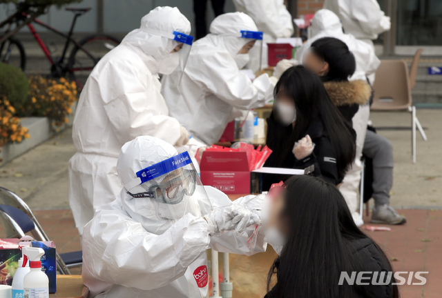 [광주=뉴시스] 류형근 기자 = 지난 10일 오후 광주 광산구 한 고등학교에서 방역당국이 학생과 교직원을 대상으로 신종 코로나바이러스 감염증(코로나19) 전수검사를 실시하고 있다. 2020.12.10.  hgryu77@newsis.com