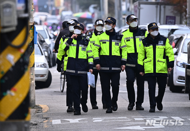 [안산=뉴시스] 김종택기자 = 미성년자 성폭행범 조두순(68) 출소를 이틀 앞둔 10일 오후 경기도 안산시 단원구 한 주택가에서 경찰이 순찰을 강화하고 있다. 2020.12.10.jtk@newsis.com