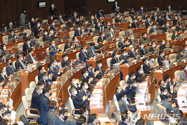 [서울=뉴시스] 전진환 기자 = 10일 오후 국회에서 열린 공수처법 개정안 처리등을 위한 본회의에서 개정안이 통과되자 더불어민주당 의원들이 박수를 치고 있다. (공동취재사진) 2020.12.10. photo@newsis.com