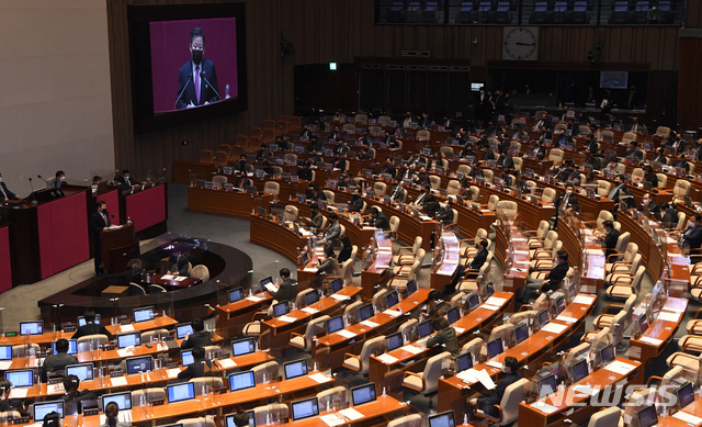 [서울=뉴시스] 전진환 기자 = 이철규 국민의힘 의원이 10일 서울 여의도 국회에서 열린 본회의에서 국정원법 개정안에 대한 무제한 토론(필리버스터)을 하고 있다. (공동취재사진) 2020.12.10. photo@newsis.com