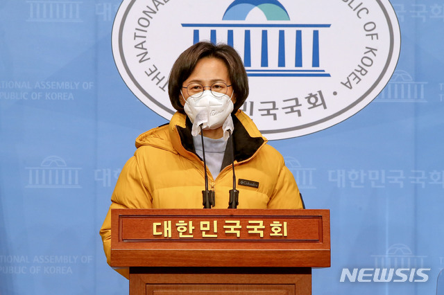 [서울=뉴시스] 김진아 기자 = 강은미 정의당 원내대표가 10일 서울 여의도 국회 소통관에서 중대재해기업처벌법 촉구 단식농성 시작을 알리는 기자회견을 하고 있다. (공동취재사진) 2020.12.10. photo@newsis.com