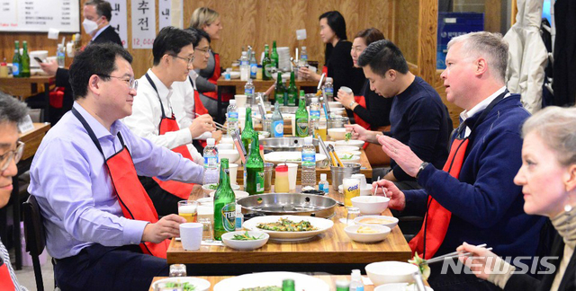 [서울=뉴시스] 박민석 기자 = 최종건 외교부 제1차관과 스티븐 비건 미 국무부 부장관 겸 대북특별대표가 10일 오후 서울 종로구 광화문의 한 닭한마리 식당을 방문해 식사를 하고 있다. (사진=외교부 제공) 2020.12.10. photo@newsis.com