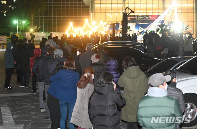 [제주=뉴시스]우장호 기자 = 제주 지역 코로나19 확진자가 속출한 10일 오후 제주 시내 교회에 마련된 워크스루 진료소에서 시민들이 검체 채취 순서를 기다리고 있다. 2020.12.10. woo1223@newsis.com