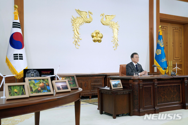 [서울=뉴시스]추상철 기자 =문재인 대통령이 10일 오후 청와대 본관 집무실에서 대한민국 탄소중립선언 '더 늦기 전에 20050' 연설을 하고 있다. 2020.12.10. scchoo@newsis.com