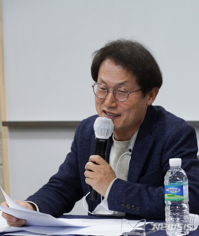 [서울=뉴시스] 박민석 기자 = 조희연 서울시교육감이 지난해 12월 서울 중구 바비엥2에서 실시간 화상회의로 개최된 '2020 서울학생참여위원회-교육감 간담회'에 참석해 '코로나 시대 1년을 돌아보며 어려움과 건의사항, 서울학생자치 발전 및 학생권리 옹호를 위한 정책 제안' 등을 주제로 정책 토크를 하고 있다. (사진=서울시교육청 제공) 2020.12.10. photo@newsis.com