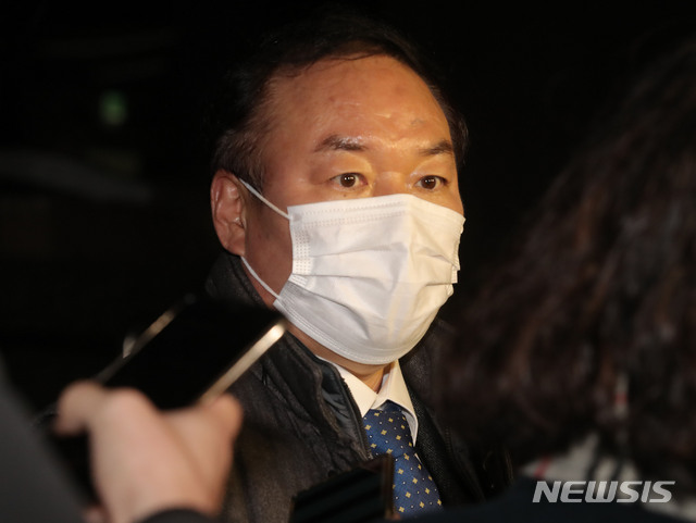 [과천=뉴시스] 박미소 기자 = 검사징계위원회 위원장 대행 정한중 한국외국어대학교 교수가 10일 오후 경기 정부과천청사 법무부를 빠져나가고 있다.2020.12.10.&nbsp; misocamera@newsis.com