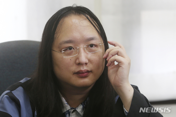 [타이베이=AP/뉴시스] 29일(현지시간) 일부 외신에 따르면 탕펑(영어명 오드리 탕) 대만 디지털 정무위원(장관급)은 최근 인터뷰에서 “2024년 말까지 통신망 단절로 비상사태할 발생할 경우에 대비해 7400억달러(약 980조원) 규모의 예산을 편성했다”고 밝혔다. 사진은 지난해 12월10일 탕 정무위원이 AP통신과 인터뷰 중인 모습. 2023.05.30 