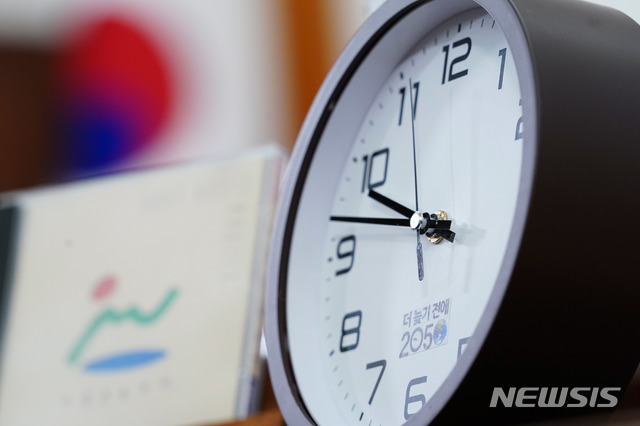 [서울=뉴시스]추상철 기자 =문재인 대통령이 지난해 12월10일 오후 청와대 본관 집무실에서 대한민국 탄소중립선언 '더 늦기 전에 2050' 연설을 하고 있는 옆에는 '멈춰있는 탁상시계'가 보이고 있다. 멈춰있는 탁상시계는 지구 환경의 악화 정도를 시간으로 나타내는 '환경위기시계'를 모티브로 저녁 9시47분에 멈춰있으며 인류 생활의 위기와 심각성을 전달하기 위해 마련됐다. 2020.12.10. scchoo@newsis.com