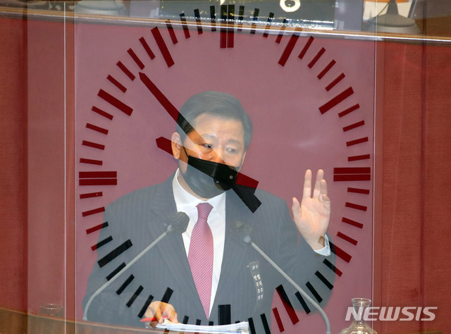 [서울=뉴시스] 김진아 기자 = 이철규 국민의힘 의원이 10일 서울 여의도 국회 본회의에서 15시 15분께 시작한 국가정보원법 전부개정법률안에 대한 무제한토론을 21시 50여분까지 6시간 넘게 계속하고 있다. 사진은 다중노출로 촬영했다. (공동취재사진) 2020.12.10. photo@newsis.com