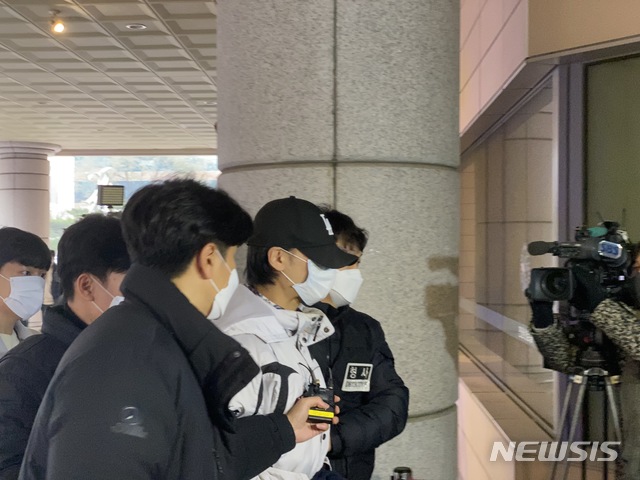 [서울=뉴시스] = 11일 오전 힙합가수 '아이언(28·본명 정헌철)'이 도구를 이용해 타인을 폭행한 혐의로 구속 전 피의자심문(영장실질심사)을 받기 위해 서울 마포구 서울서부지법으로 들어가고 있다. 2020.12.11. wakeup@newsis.com