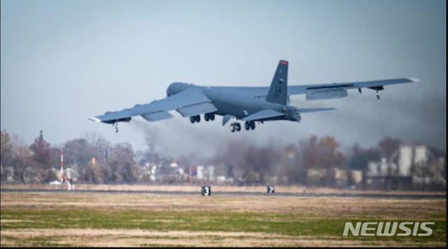 [서울=뉴시스]미국이 이란에 대한 무력 시위 차원에서 장거리 전략 폭격기인 B-52H  2대를 걸프만(이란명 페르시아만)에 출격시켰다. 사진은 지난 9일(현지시간) 미 루이지애나주 박스데일 공군기지를 이륙하는 B-52H (사진 = 미 중부군 사령부 홈페이지 갈무리) 2020.12.11