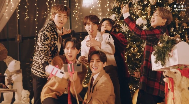 [서울=뉴시스] 방탄소년단 'Dynamite' Holiday Remix 갈무리. 2020.12.11. (사진 = 빅히트 엔터테인먼트 제공) photo@newsis.com 