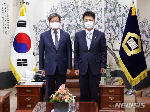 [대전=뉴시스] 김용래 특허청장(오른쪽)이 11월 29일 대법원을 방문해 김명수 대법원장을 예방하고 있다. 김 청장은 지재권 분야 징벌적 손해배상제도 도입과 손해배상액 산정방식 개선, 한국형 디스커버리제도 도입 추진배경 등을 설명하고 협조를 청했다.